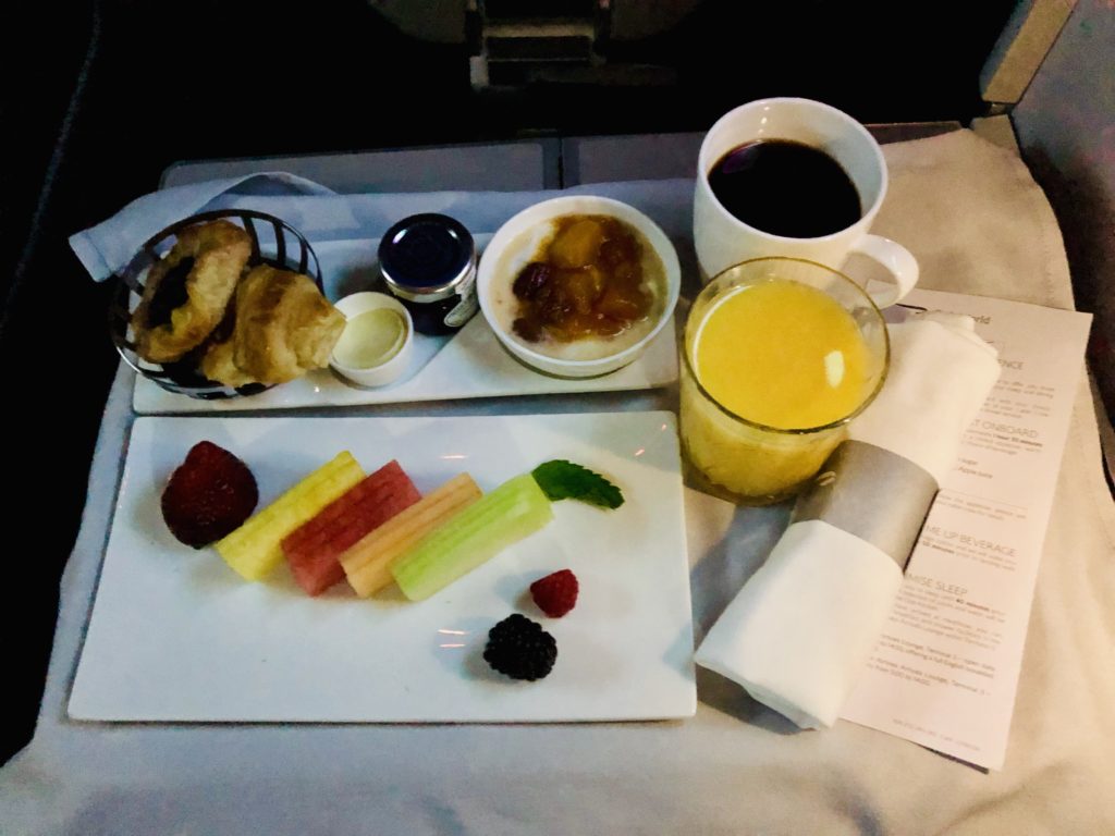 British Airways Club World - Business Class Frühstück mit Früchten