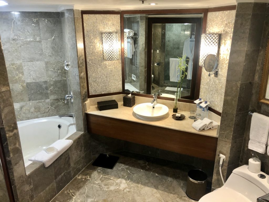 Badewanne als Grotte neben dem Waschtisch