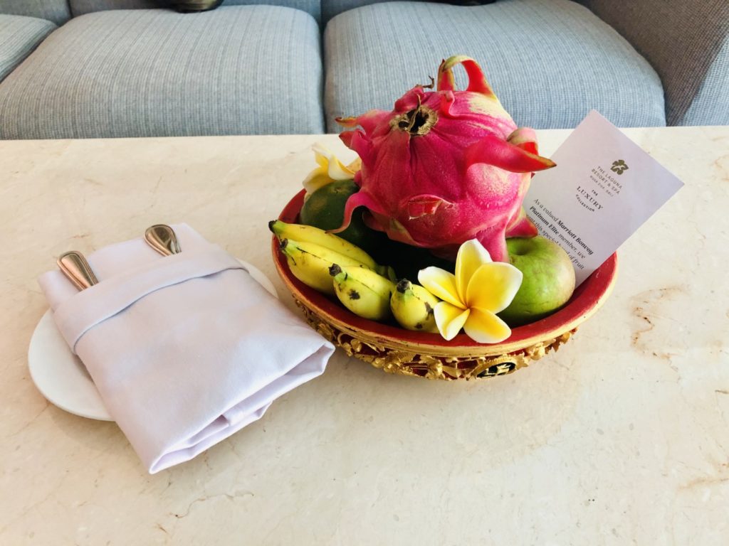 Willkommensgeschenk des Hotels - Früchtekorb mit Drachenfrucht, Apfel, Mandarine und Banane