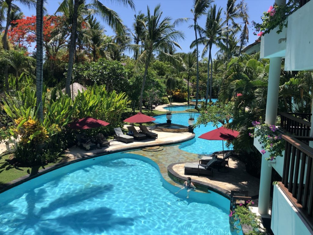 Tolle Pool-Landschaft komplett um das Hotel herum