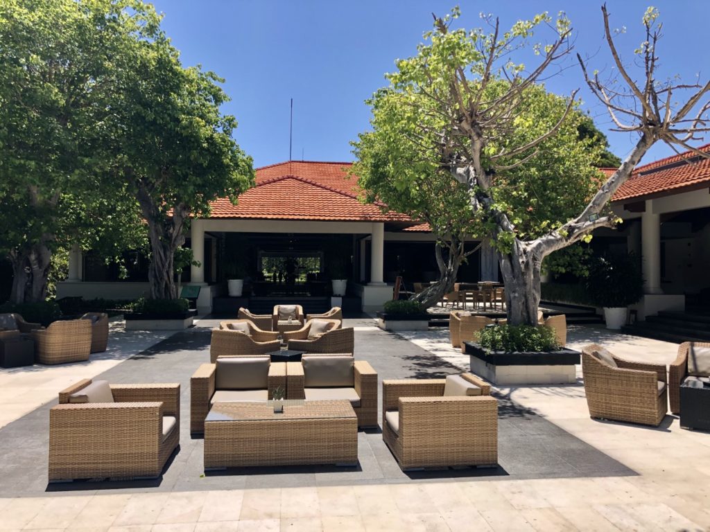 Chilliger Lounge Bereich auf den Terassen im Laguna Luxury Resort & Spa