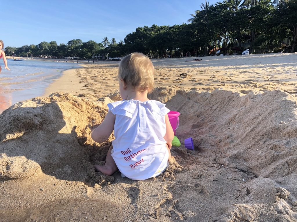 Sandburgen bauen auf der Trauminsel Bali