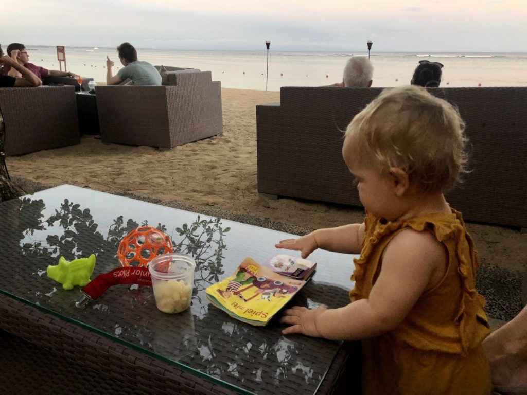 Sundowner an einer der Strand Bars ... auf dem Tischen kann man als Baby gut spielen