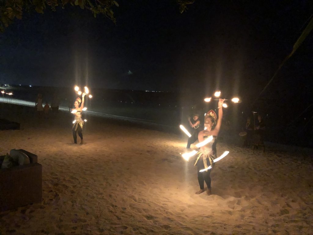 Traditioneller balinesischer Tanz direkt am Strand