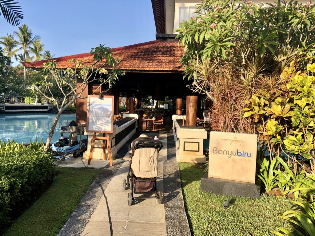 Frühstücken mit Kind im Banyubiru Restaurant - Laguna Luxury Resort &N Spa, Bali