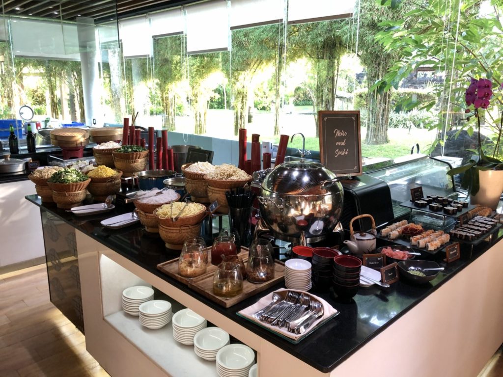Asiatische Küche mit Nudeln und Dim Sum, Sushi und Sashimi Auswahl