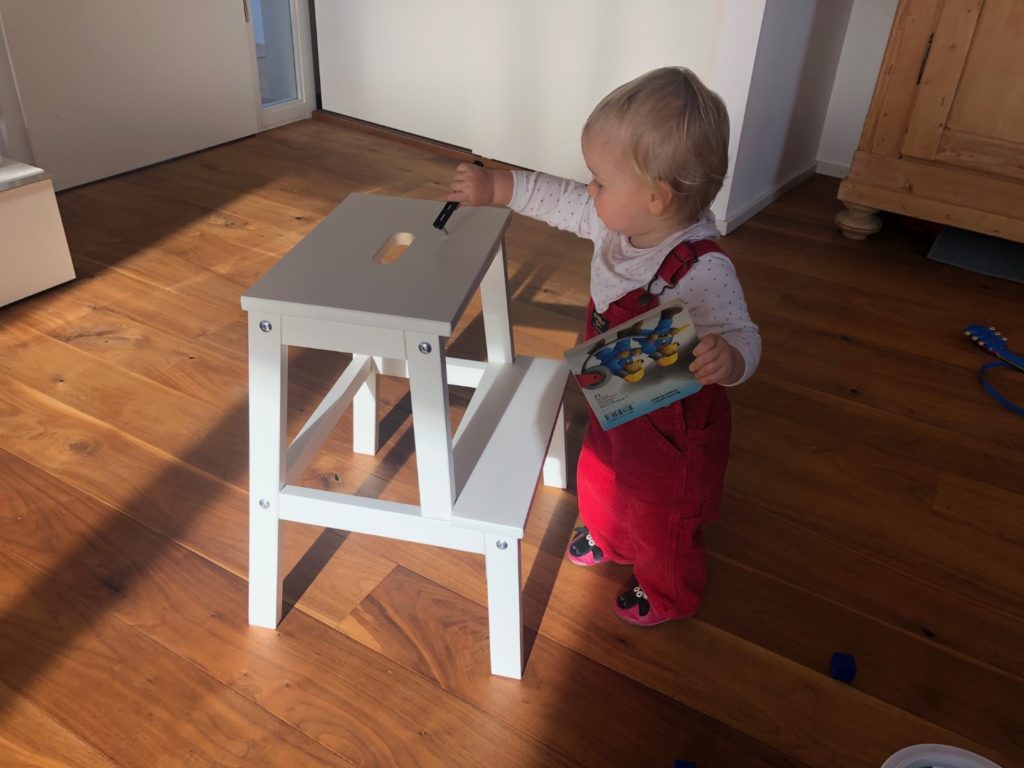 Ikea Bekväm steht und das Werkzeug kann ich durch das Loch stecken