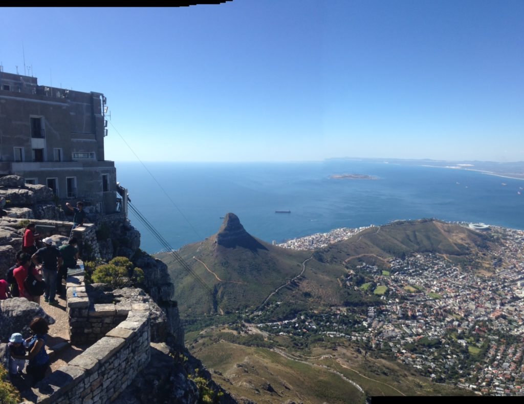 Der Tafelberg mit Blick auf den Lion's head und Kapstadt direkt neben der Bergstation der Seilbahn