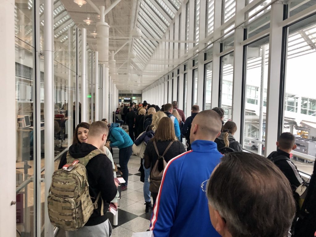 Lange Boardingschlange am Terminal 1B, MUC Airport