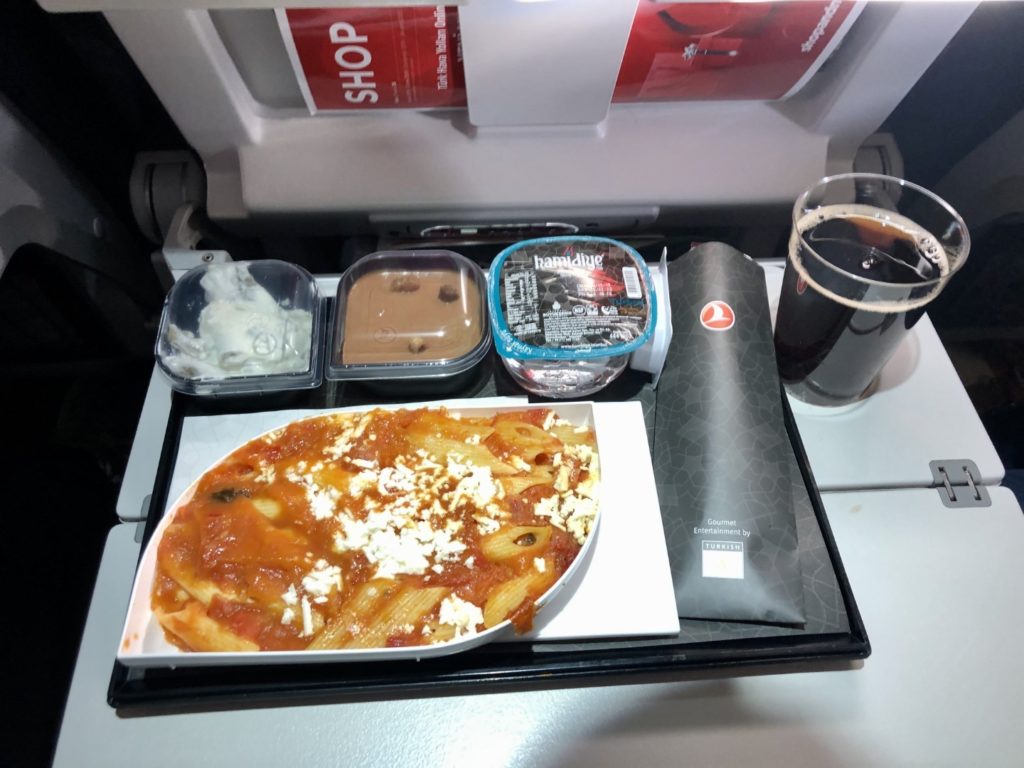Warmes 3 Gänge Menü in der Economy Class auch auf kurzen Flügen - nur bei Turkish Airlines