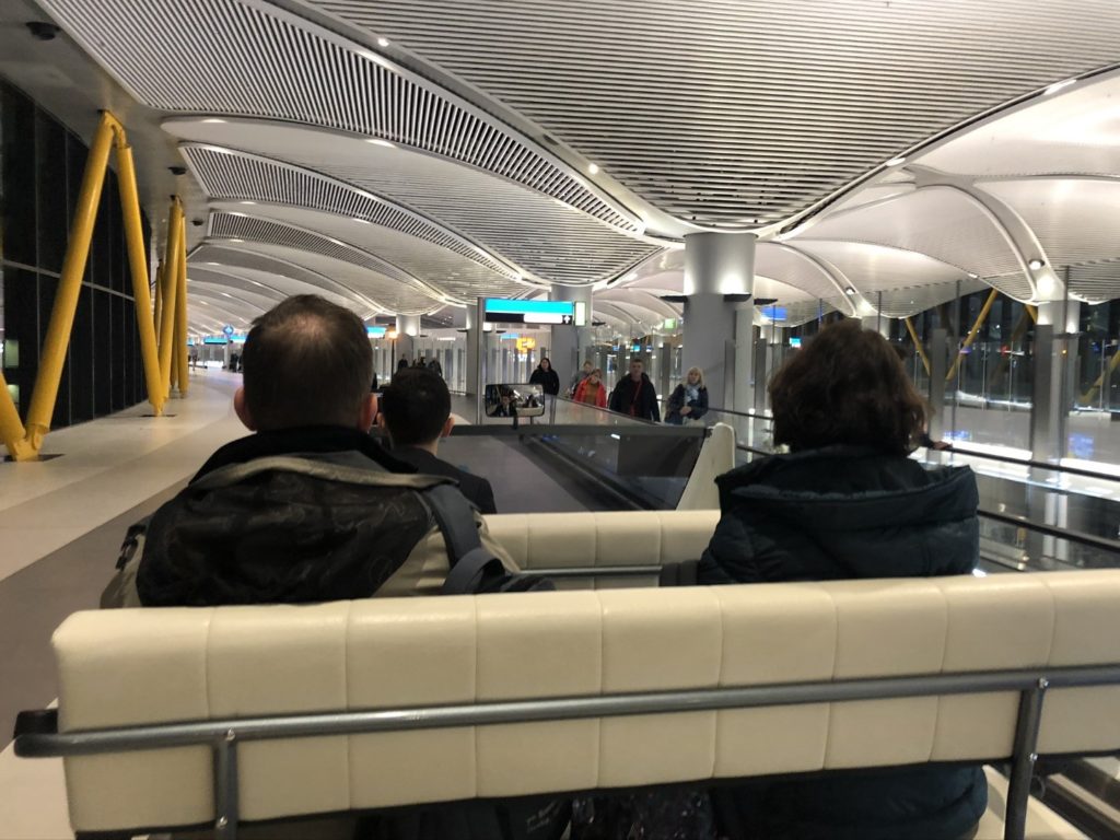 Shuttle für Passagiere mit längeren Wegen auf dem neuen Flughafen Istanbul