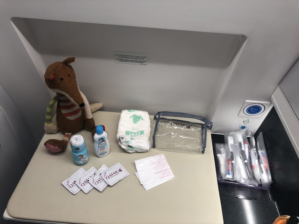Windeln, Feuchttücher, Babypuder und Lotion stehen für Babys bereit