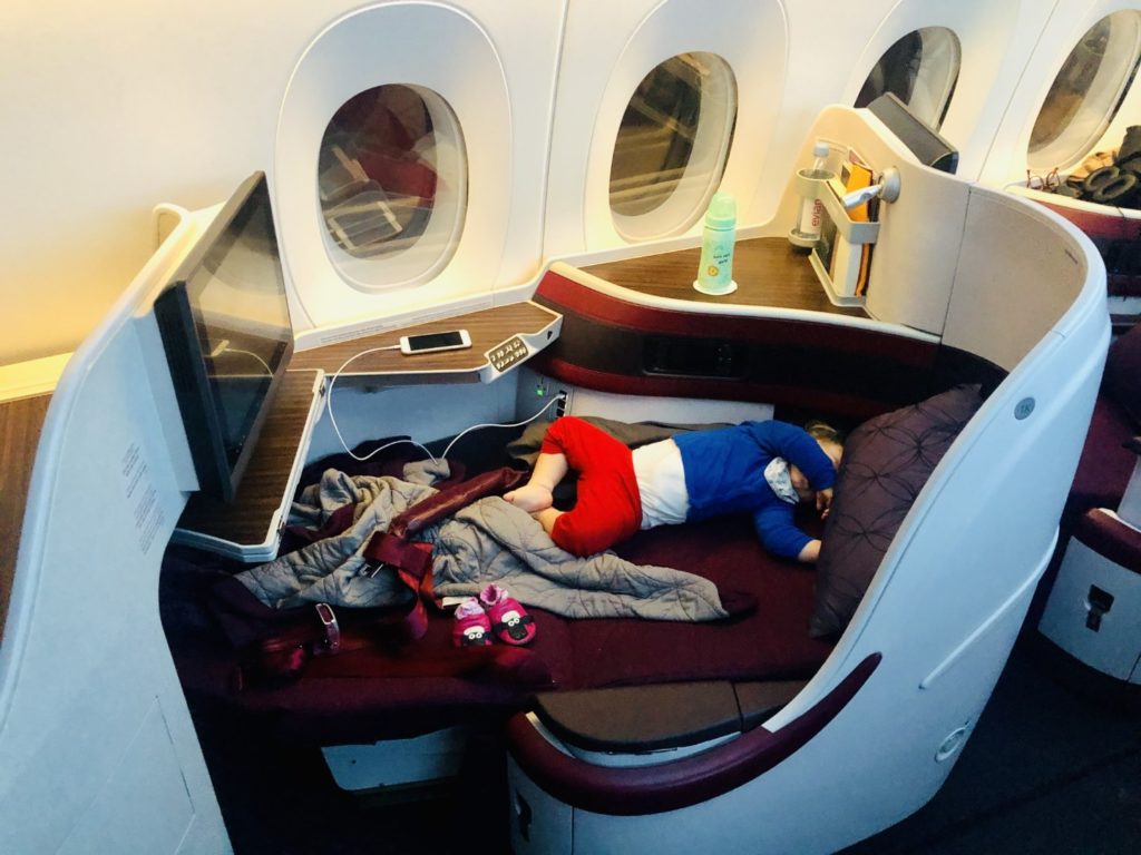 In dem genialen flachen Business Class Bett schlummern