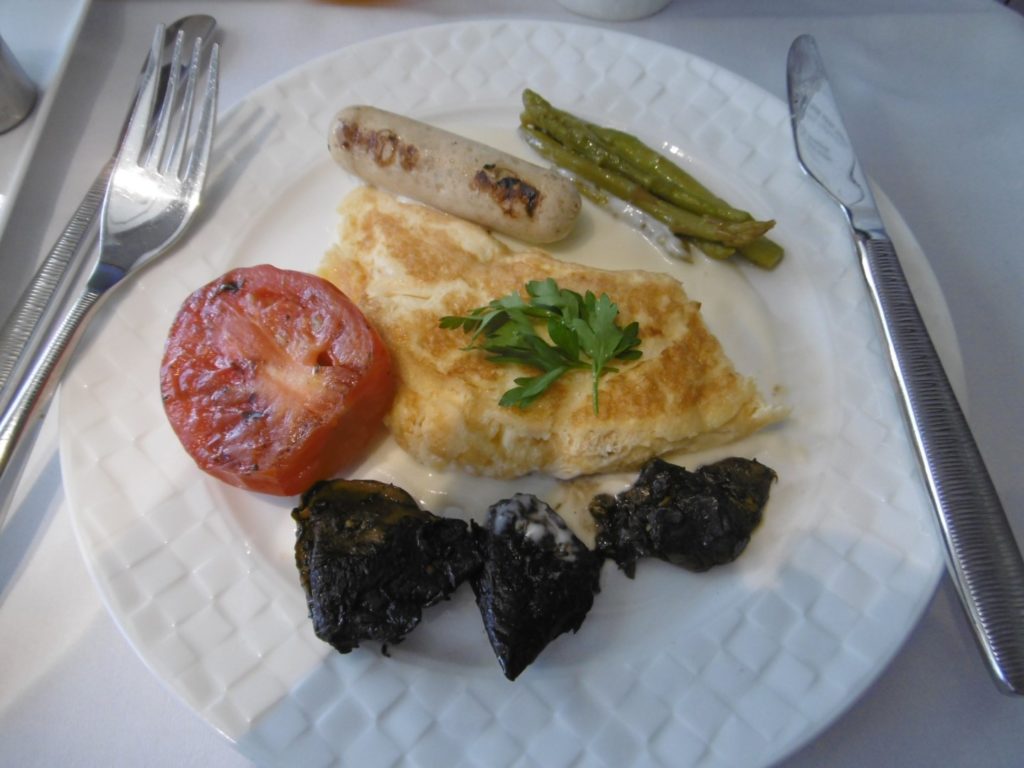 Omelette mit Würstchen und gebratenen Pilzen als deftige Frühstückalternative
