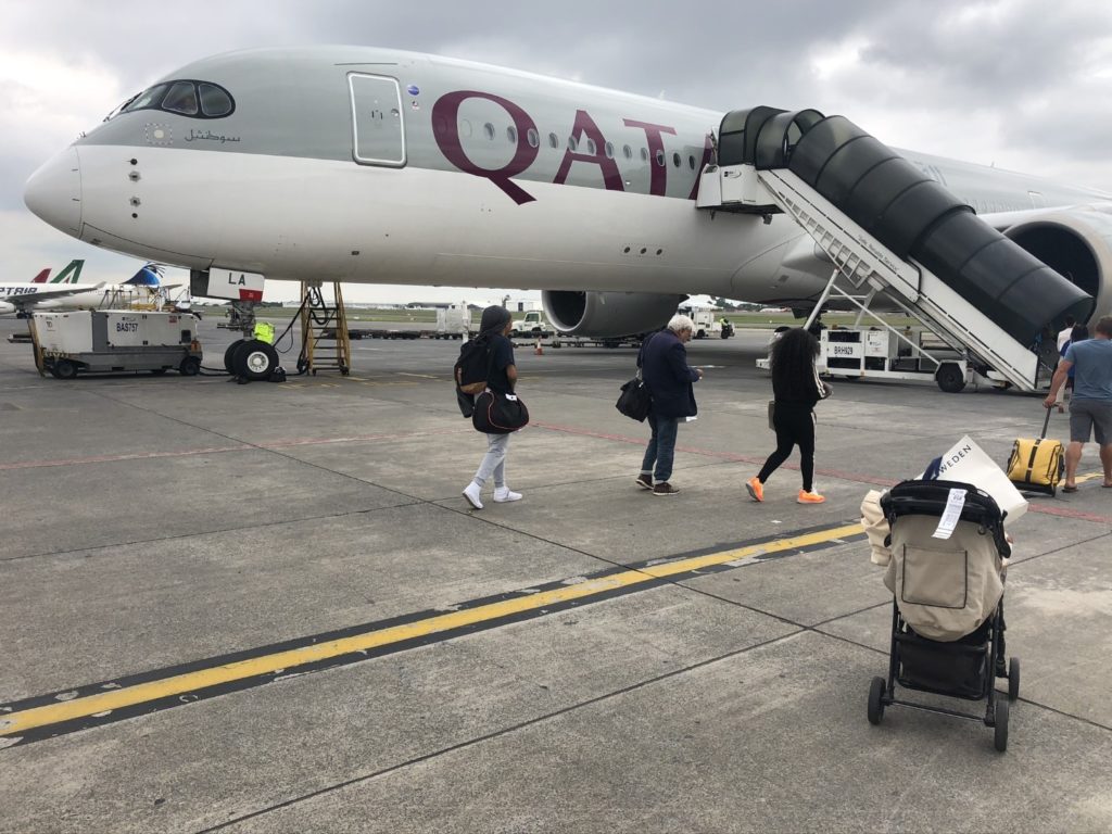 Qatar Airbus A350 auf einer Außenposition am Flughafen Johannesburg