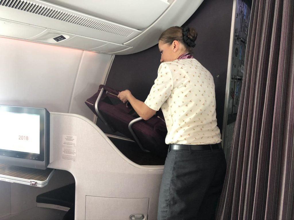 Aufbau des Baby-Bassinet auf dem Rückflug direkt nach dem Start