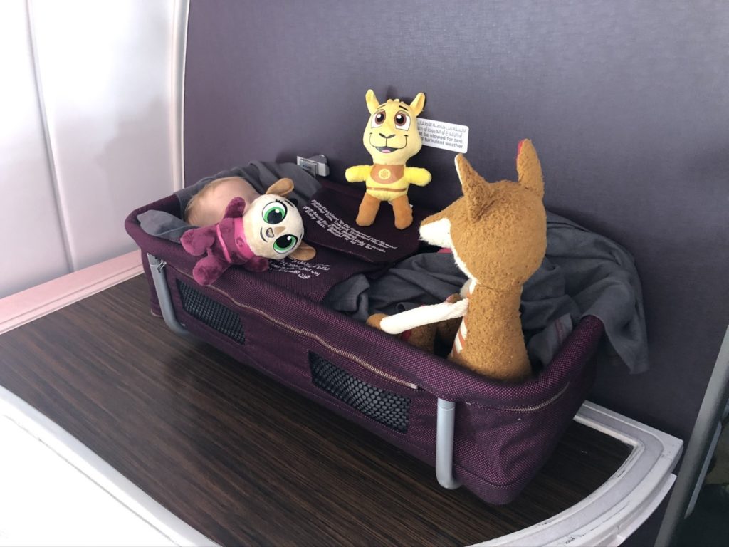 Vic schlummert im Baby Bassinet und die Stofftiere passen auf