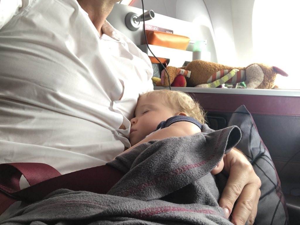 Am liebsten schlafe ich auf Papas Arm und das recht geräumig im wunderbaren Airbus A350