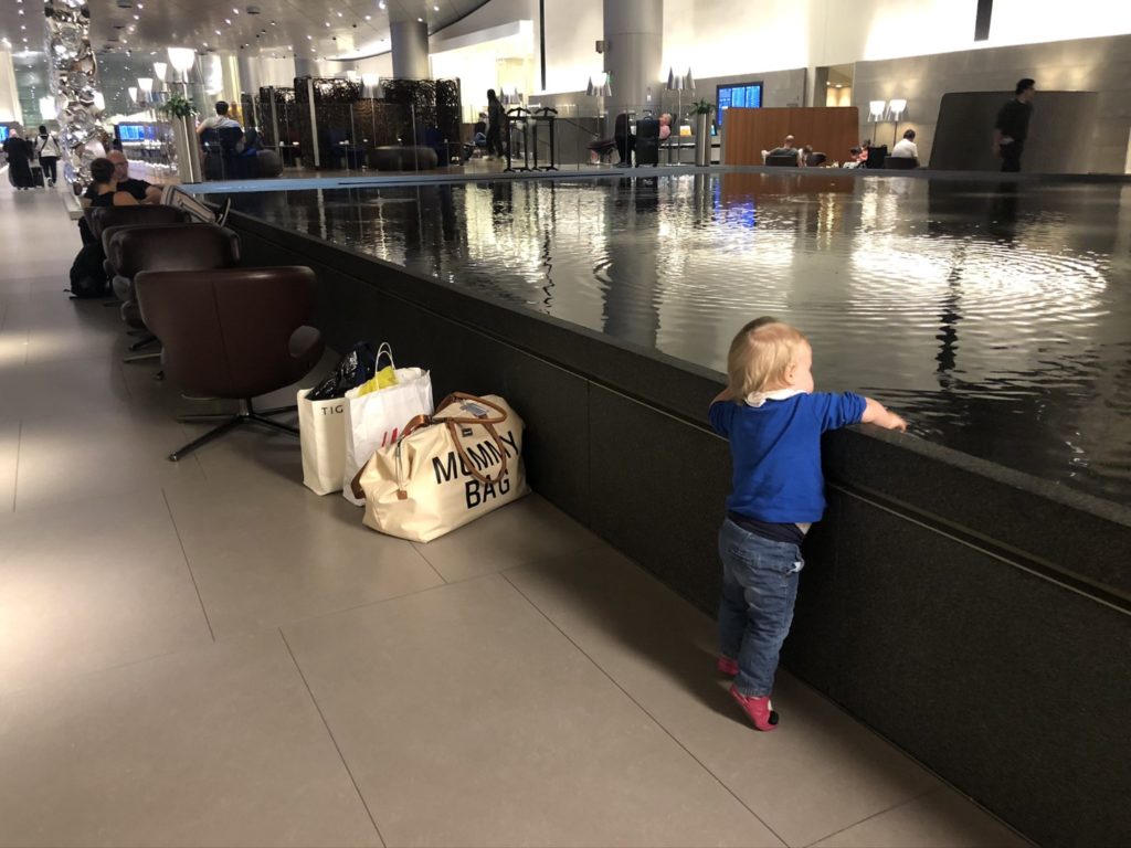 Doha Airport Mourjan BUsiness Lounge mit riesigem Wasserbecken