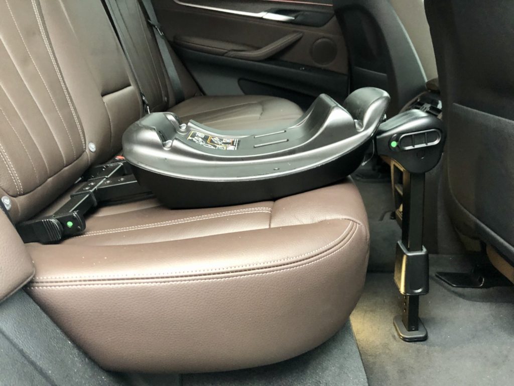 Kiddy I-Size Base mit Isofix . Hebel sind grün markiert