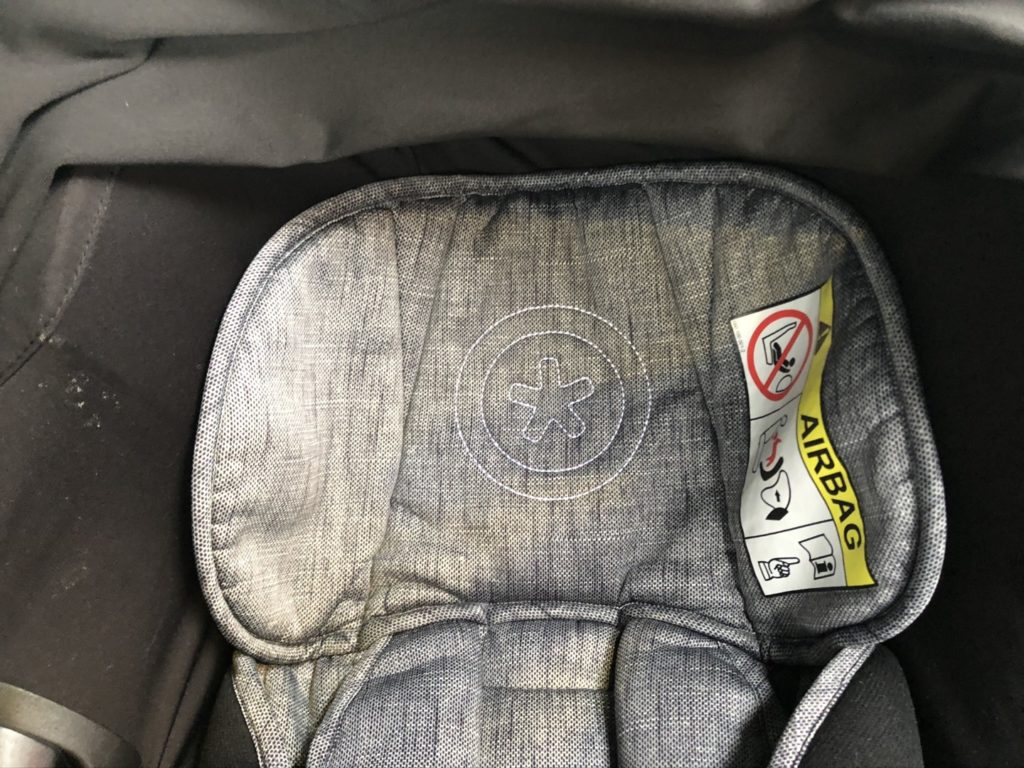 Kopfstütze für en Baby. Ein noch engeres für Neugeborenen ist im Lieferumfang enthalten