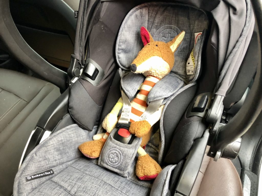 Im Sitzen ist der Überschlagbügel hochgeklappt (Kiddy Evoluna i-Size 2)