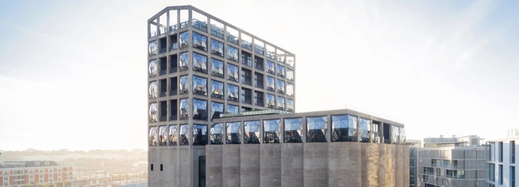 Ein altes Silo wurde zu einem Grand Hotel und Museum der zeitgenössischen afrikanischen Kunst umgebaut. Viele deutsche Firmen haben den Bau finanziell unterstützt.