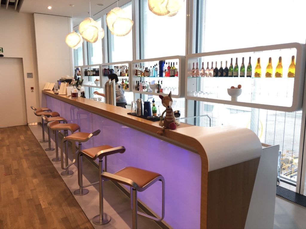 Lufthansa Senator Lounge Flughafen München - Schöne bar mit Blick auf das Rollfeld