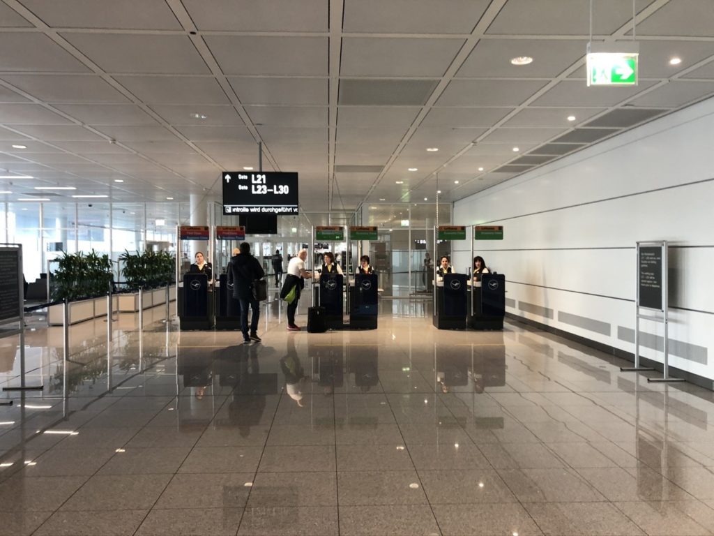 MUC Terminal 2 - Screening beim Boarding mit Ziel in den USA