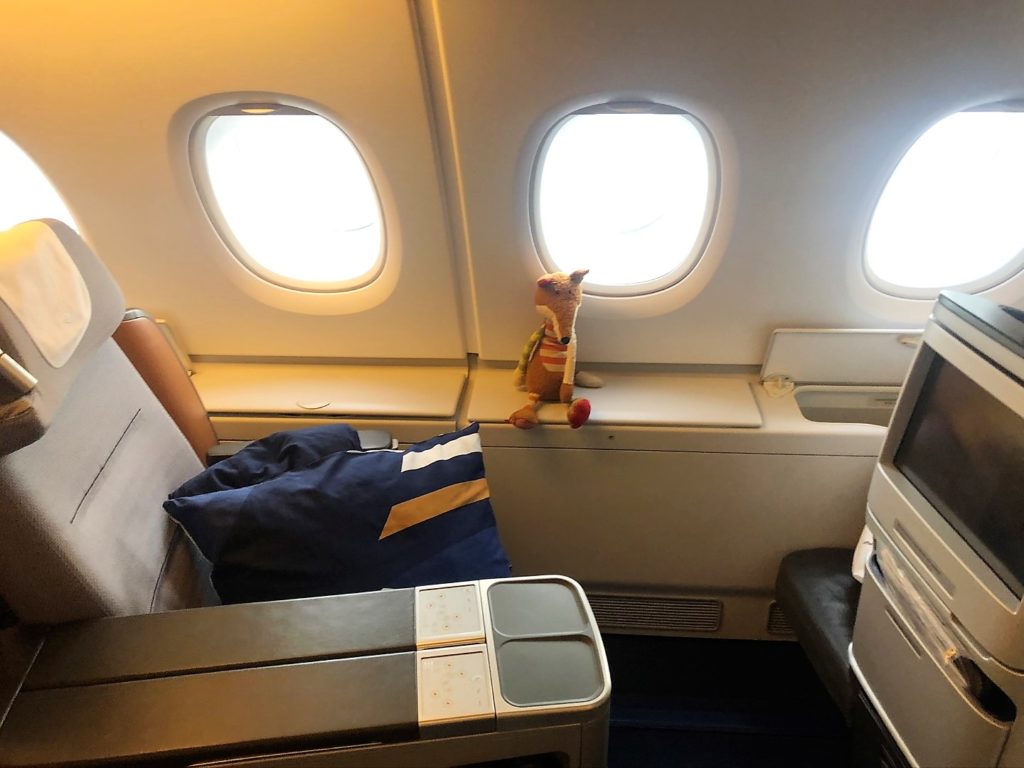 Große Staufächer am Fensterplatz im Airbus A380 Lufthansa Business Class