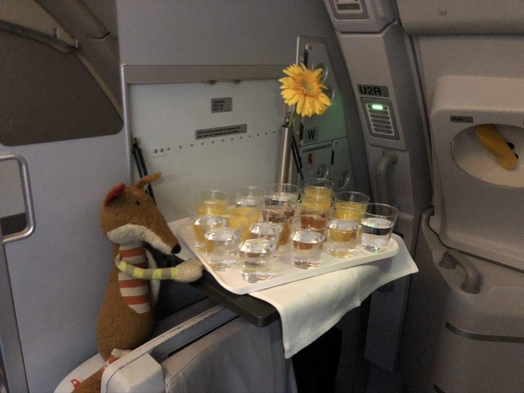 Orangensaft und Wasser im Entertainment Programm im Lufthansa Airbus A380 Business Class