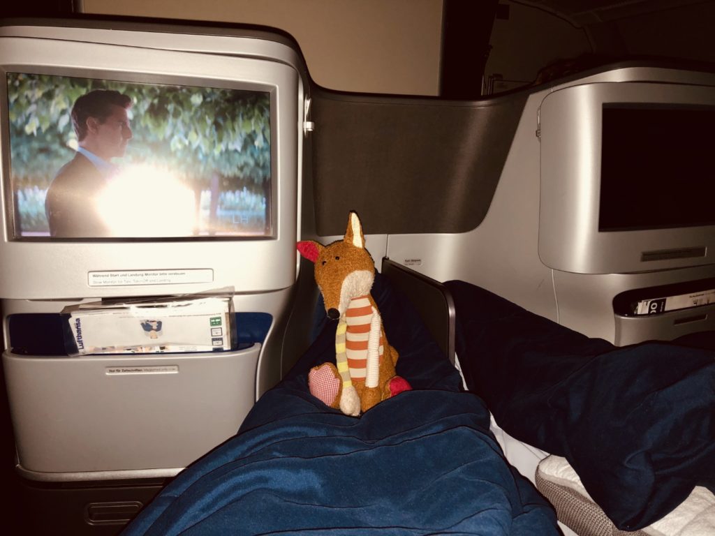Schlafen und mit dem Nachbar Füseln im Lufthansa Airbus A380 Business Class