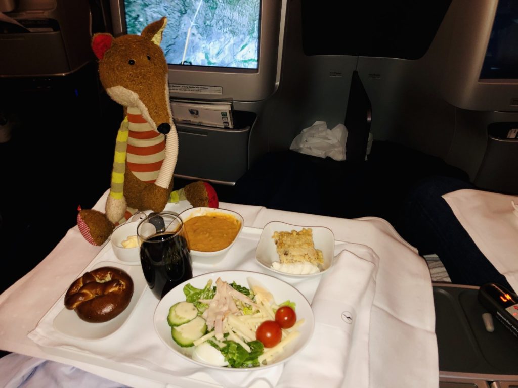 Suppe und Salat vor der Landung im Lufthansa Airbus A380 Business Class San Francisco