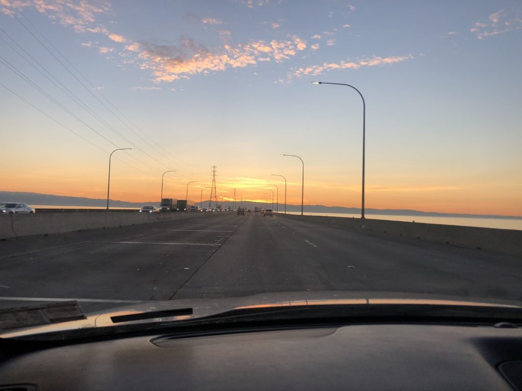 Fahrt über die San Mateo-Hayward Bridge in Richtung Flughafen San Francisco (SFO)