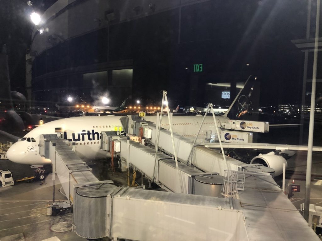 Blick auf den Lufthansa Airbus A380 an Flughafen San Francisco (SFO)
