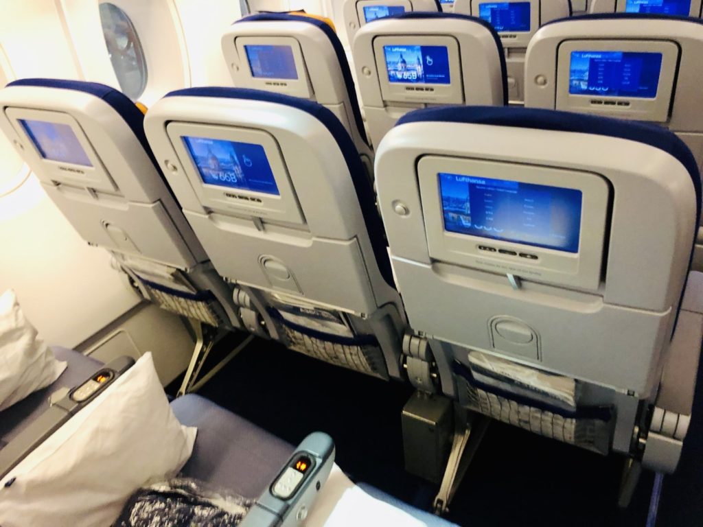 Sitzabstand in der Lufthansa Airbus A380 Economy Class