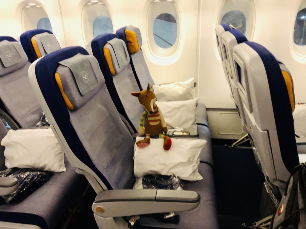 Sitz mit Kissen und einer Decke - Sitzreihen in der Lufthansa Airbus A380 Economy Class
