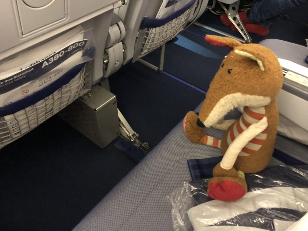 Wenig Platz für die Füße entlang der Mittelsitze in der Lufthansa Airbus A380 Economy Class
