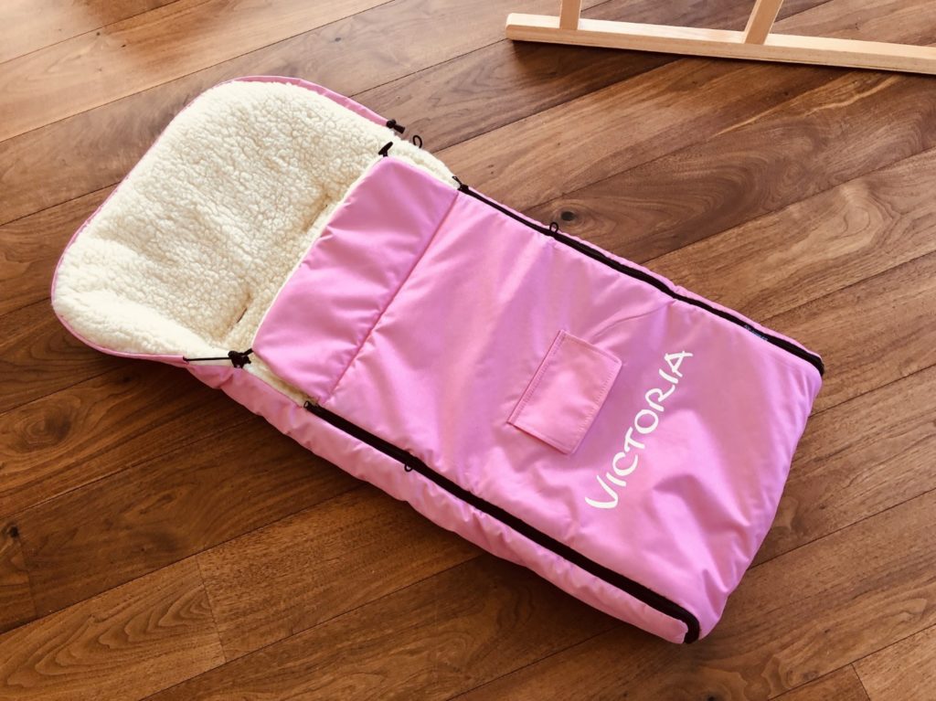 Baby-Joy Fußsack 105cm filzfrei mit Lammwolle und Beschriftung Victoria viconvacation