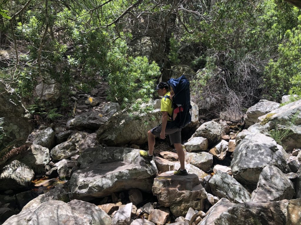 Man schreitet durch ein Bachlauf, die Klamm hinauf