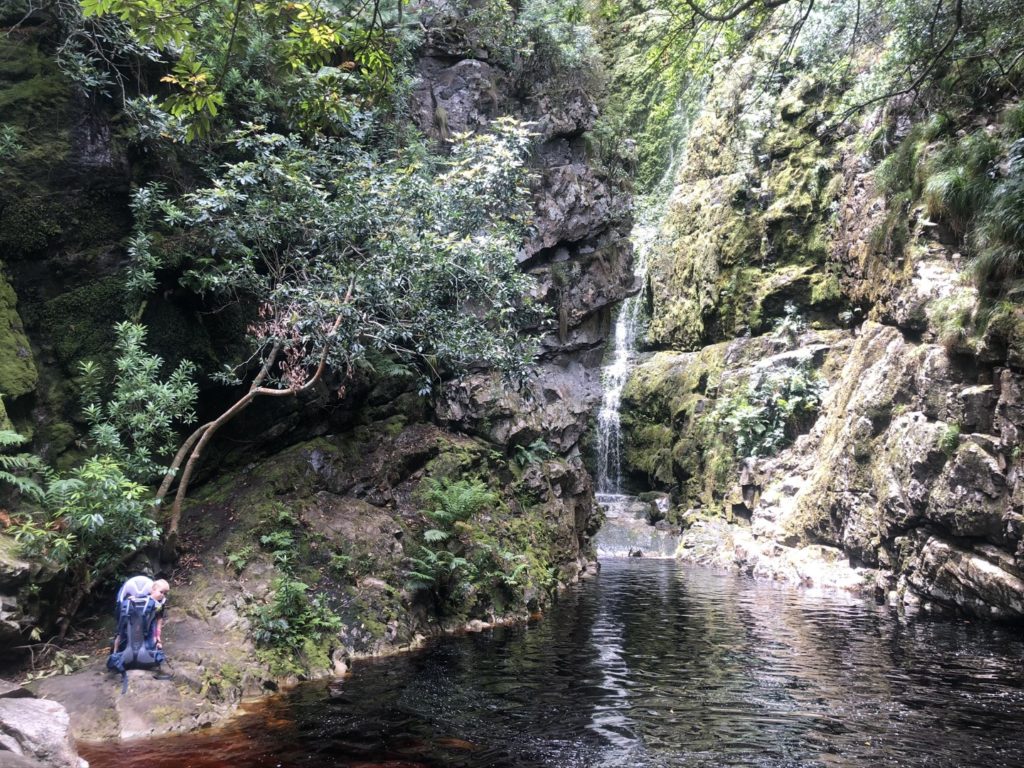Wie im Paradies. Wasserfall mit Lagune versteckt im tropischen Wald