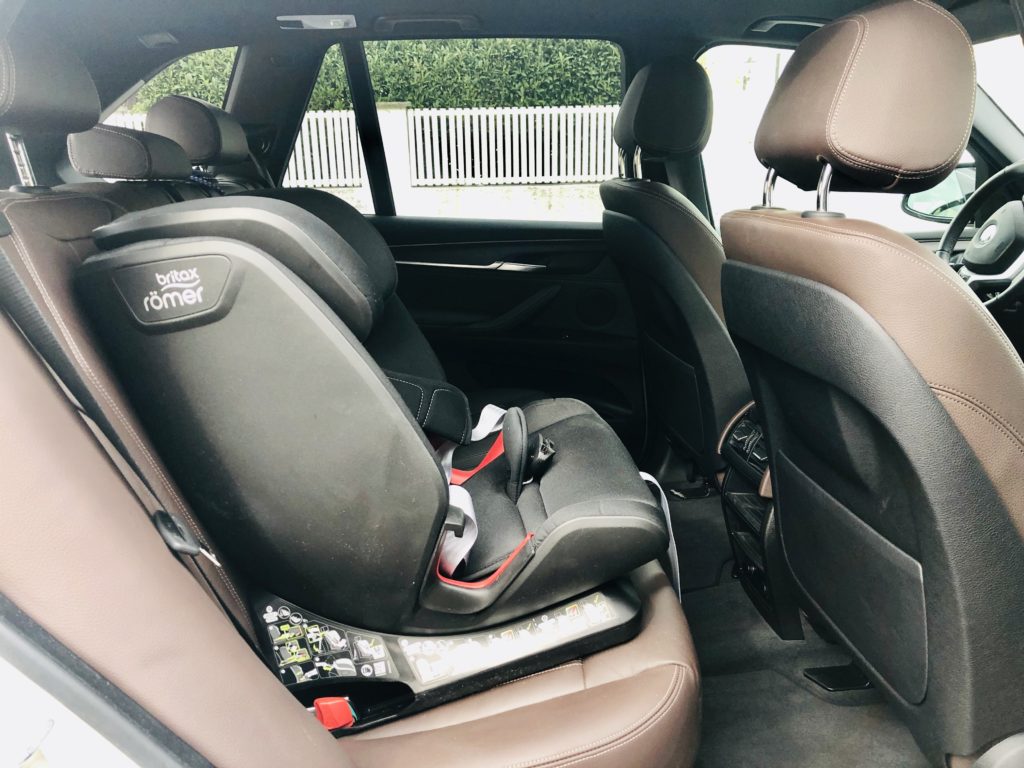 Britax Römer Advansafix Z-Line Kinder Autositz mit Isofix sicher und stabil im Auto montiert