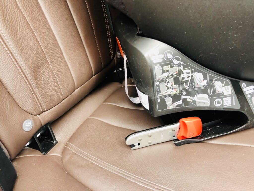 Isofix mit schwarzen Adapter, um die Metallschiene zu verstecken