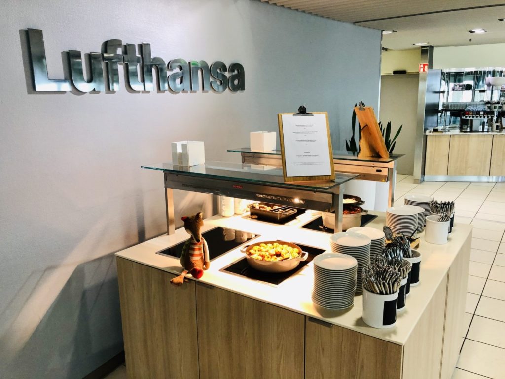 Weiteres warmes Buffet in der Lufthansa Business Lounge am Flughafen Düsseldorf