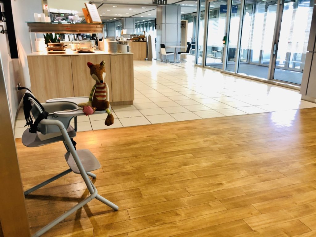 Kindersitz in der Lufthansa Business Lounge am Flughafen Düsseldorf