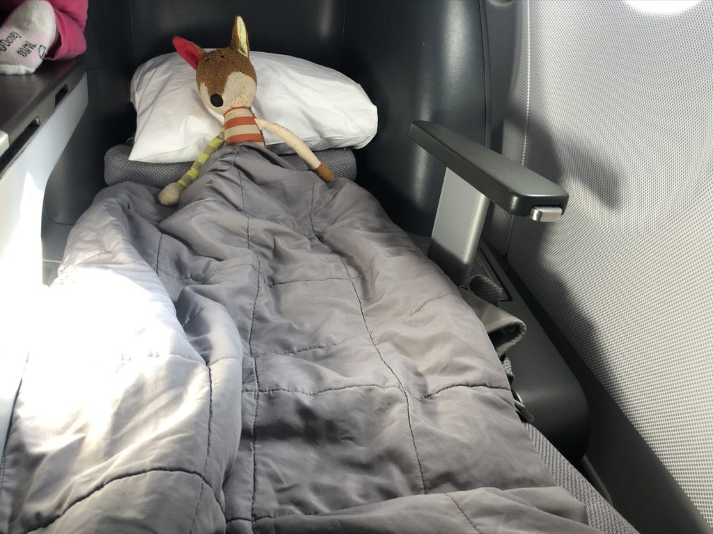 Schlafen im Lie Flat bett von Eurowings im Airbus A330-300