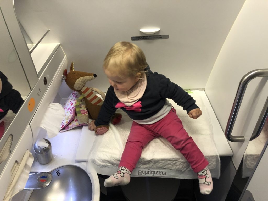 Baby Wickeltest im Eurowings Airbus A330-300