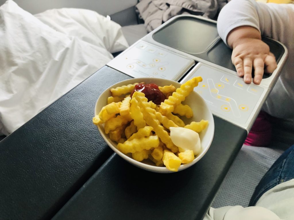 Pommes mit Mayo und Ketchup in der Eurowings Business Class