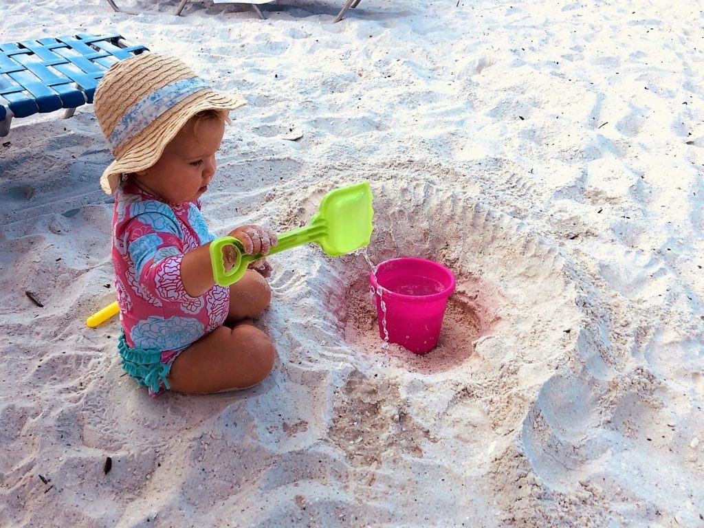 Spielen im Sand auf Marco Island, Florida