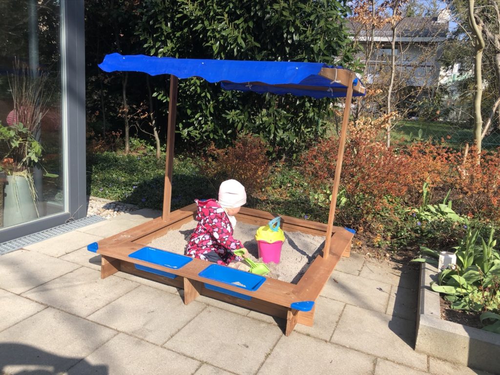Spielen in meinem neuen Sandkasten